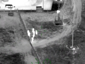 Z kamionu u Plzně vyskákalo osm cizinců, po uprchlících pátral i policejní vrtulník