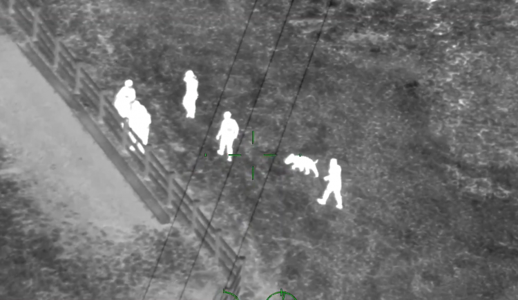 Záběry z vrtulníku zachycující zadržení cizinců