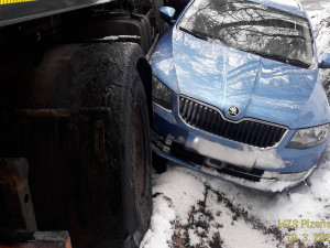 Hromadná nehoda kamionu, sypače a osobáku zatarasila silnici