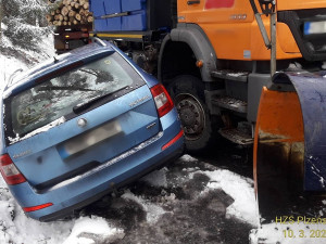 Hromadná nehoda kamionu, sypače a osobáku zatarasila silnici