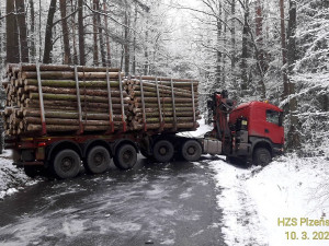 Hromadná nehoda kamionu, sypače a osobáku zatarasila silnici