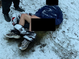 V parku ležel promrzlý muž se staženými kalhotami