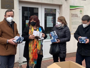 Část peněz z kampaně použila Koalice SPOLU na nákup respirátorů pro potřebné