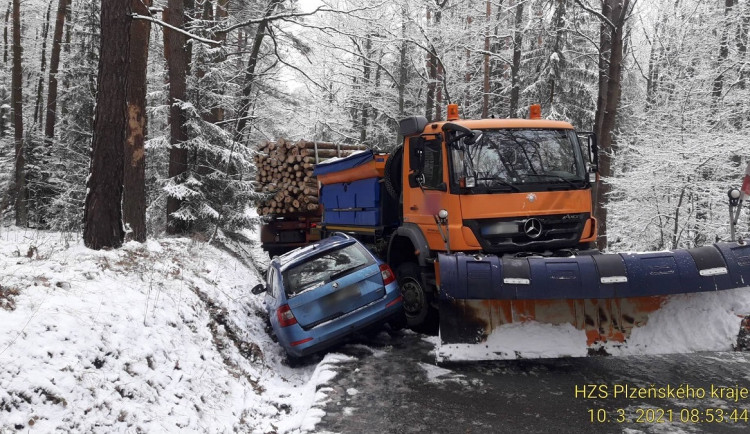 Hromadná nehoda kamionu, sypače a osobáku zatarasila silnici