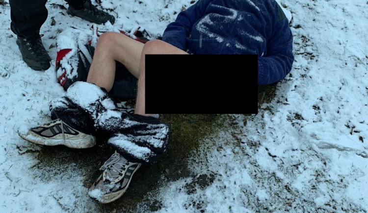 V parku ležel promrzlý muž se staženými kalhotami