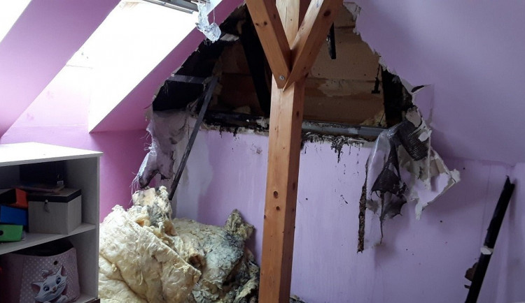 Muž zapalovačem zkoušel utěsnění prasklin montážní pěnou, podpálil přitom dům