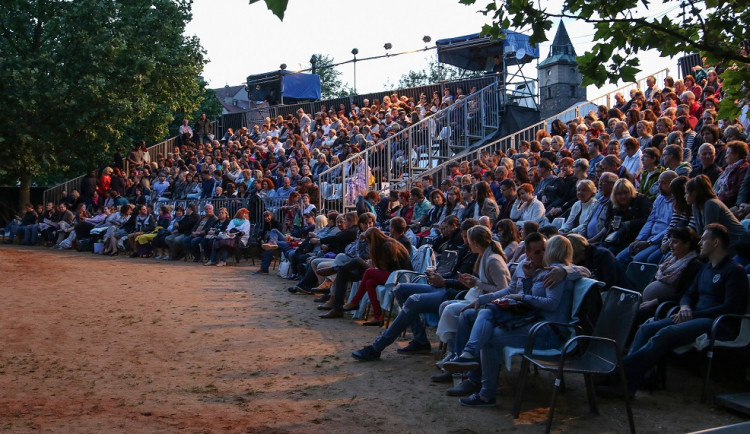 Dokonalá pitomost se přesouvá na příští rok, festival Divadelní léto mění premiérovou inscenaci