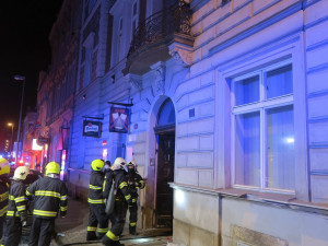 Večerní drama v centru Plzně, čtyři policisté se při požáru nadýchali zplodin