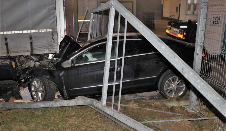 Silně opilý řidič prolétl bránou a napasoval vůz pod ostavený přívěs