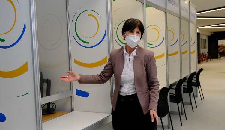 Hejtmanka Ilona Mauritzová představuje velkokapacitní očkovací místo Plzeňského kraje