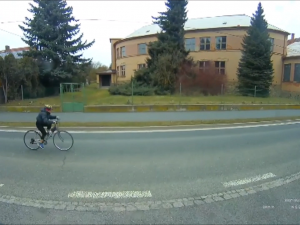 Cyklistka málem vlétla pod kola hasičského vozu, který jel k zásahu