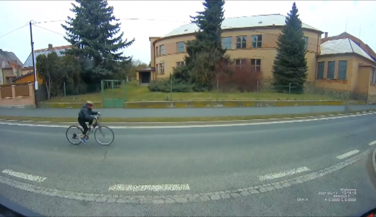 Cyklista málem vlétl pod kola hasičského vozu, který jel k zásahu