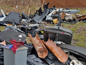 Hromada odpadu vyvolala bouřlivou diskusi, tři muži na nic nečekali a nepořádek odvezli