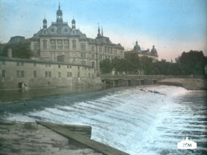 Pohled na budovu Západočeského muzea přes královský jez na řece Radbuze. Před budovou muzea se klene přes počátek Mlýnské strouhy Královský most. Foto z roku 1908, kolorováno
