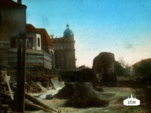 Bourání městských hradeb a bašty při výstavbě Západočeského muzea v prostoru u františkánského kláštera. Foto přibližně z roku 1896, kolorováno