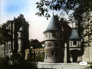 Napodobenina městských hradeb s baštou při budově Západočeského muzea. V závěru druhé světové války byla poškozena bombardováním. Definitivně zanikla v roce 1960. Foto okolo roku 1915, kolorováno