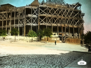 Výstavba budovy Západočeského uměleckoprůmyslového a Městského historického muzea. Stavbu podle projektu arch. Josefa Škorpila provedla firma Eduard Kroh. Foto přibližně z roku 1897, kolorováno