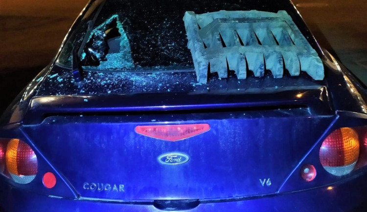 Opilec zasekl kovový kanál do zadního okna zaparkovaného automobilu