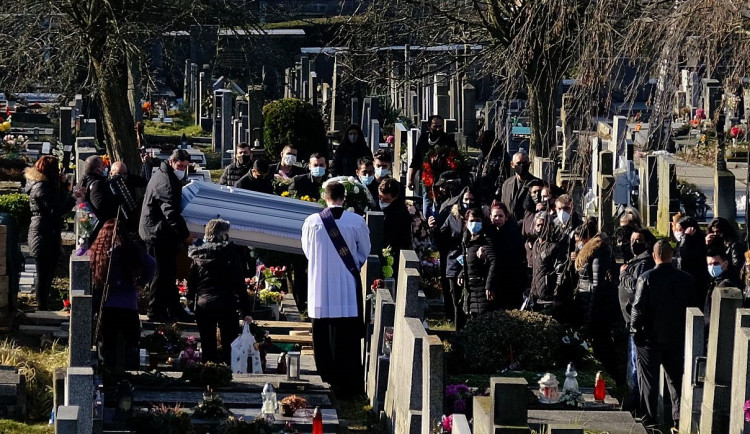 Rodina v únoru pohřbila svého vůdce na hřbitově v Klatovech