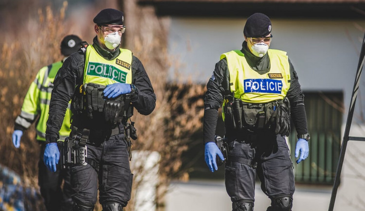 Stovky porušení pandemických nařízení řešili za rok v Plzeňském kraji policisté i úředníci