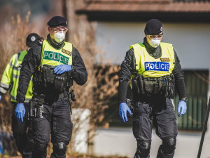 Stovky porušení pandemických nařízení řešili za rok v Plzeňském kraji policisté i úředníci