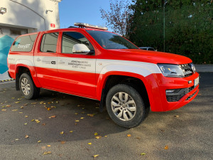 Dronaři z Plzně spolupracují se složkami IZS, do akce vyráží autem s modrým majákem