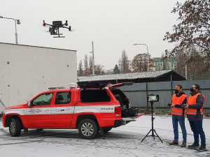 Dronaři z Plzně spolupracují se složkami IZS, do akce vyráží autem s modrým majákem