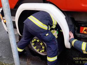 Pod hasičskou cisternou se cestou k zásahu nebezpečně propadla vozovka