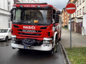 Pod hasičskou cisternou se cestou k zásahu nebezpečně propadla vozovka