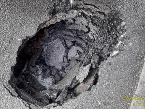 Pod hasičskou cisternou se cestou k zásahu nebezpečně propadla vozovka