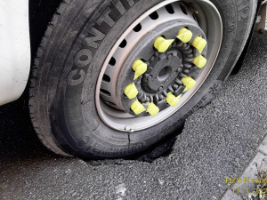 Pod hasičskou cisternou se cestou k zásahu nebezpečně propadla vozovka