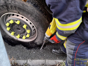 Pod hasičskou cisternou se cestou k zásahu nebezpečně propadla vozovka