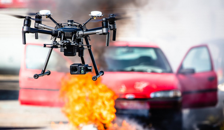Dronaři z Plzně spolupracují se složkami IZS, do akce vyráží autem s modrým majákem