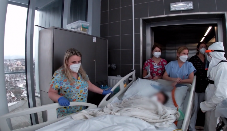 Jedno dítě z tisíce se potýká s těžkým průběhem koronaviru