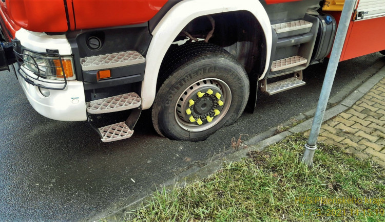 Pod hasičskou cisternou se cestou k zásahu nebezpečně propadla vozovka