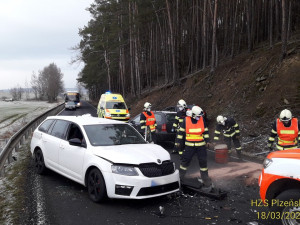 Od nehody tří osobáků odvezli záchranáři do nemocnic tři zraněné řidiče