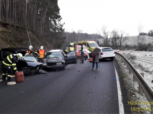 Od nehody tří osobáků odvezli záchranáři do nemocnic tři zraněné řidiče