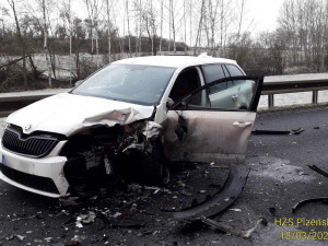 Od nehody tří osobáků odvezli záchranáři do nemocnic tři zraněné řidiče