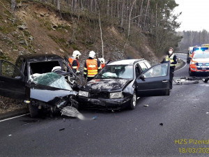 Od nehody tří osobáků odvezli záchranáři do nemocnic tři zraněné řidiče