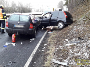 Od nehody tří osobáků odvezli záchranáři do nemocnic tři zraněné řidiče