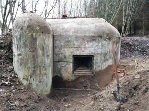 Když nemají školu, chodí a čistí bunkry. Čtyři chlapci, by zde rádi vytvořili malé muzeum