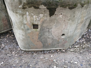 Když nemají školu, chodí a čistí bunkry. Čtyři chlapci, by zde rádi vytvořili malé muzeum