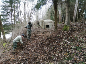 Když nemají školu, chodí a čistí bunkry. Čtyři chlapci, by zde rádi vytvořili malé muzeum