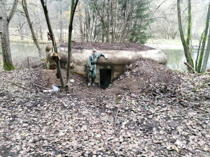 Když nemají školu, chodí a čistí bunkry. Čtyři chlapci, by zde rádi vytvořili malé muzeum
