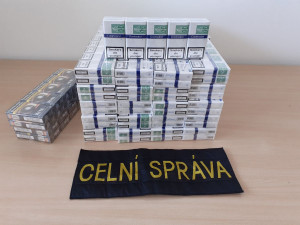 Služební pes celníků našel v dodávce úkryt s nákladem nelegálních cigaret