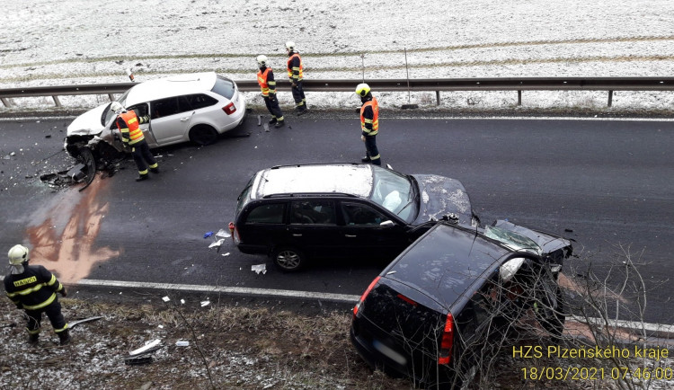 Od nehody tří osobáků odvezli záchranáři do nemocnic tři zraněné řidiče