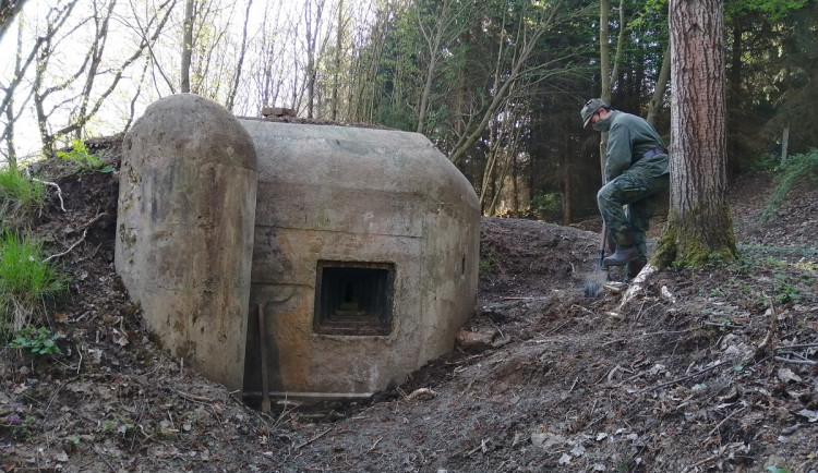 Když nemají školu, chodí a čistí bunkry. Čtyři chlapci, by zde rádi vytvořili malé muzeum