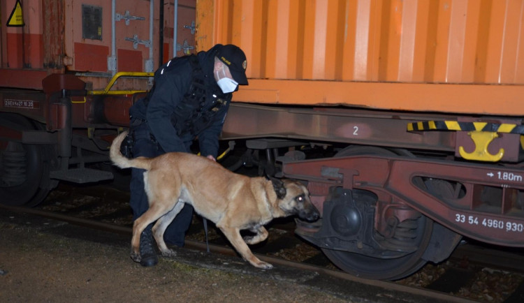 Velké manévry u nákladního vlaku z východní Evropy, policisté pátrali po migrantech