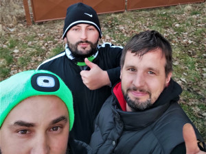 Hromada odpadu vyvolala bouřlivou diskusi, tři muži na nic nečekali a nepořádek odvezli