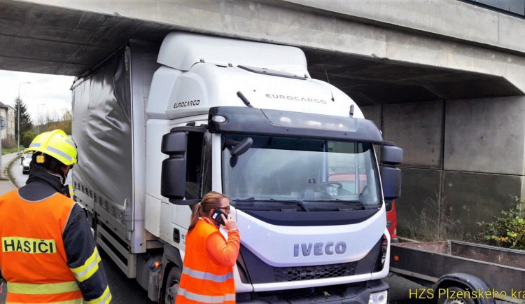 Nepozorní řidiči nerespektují značky upozorňující na výšku mostu, ztrácí náklad a demolují viadukty